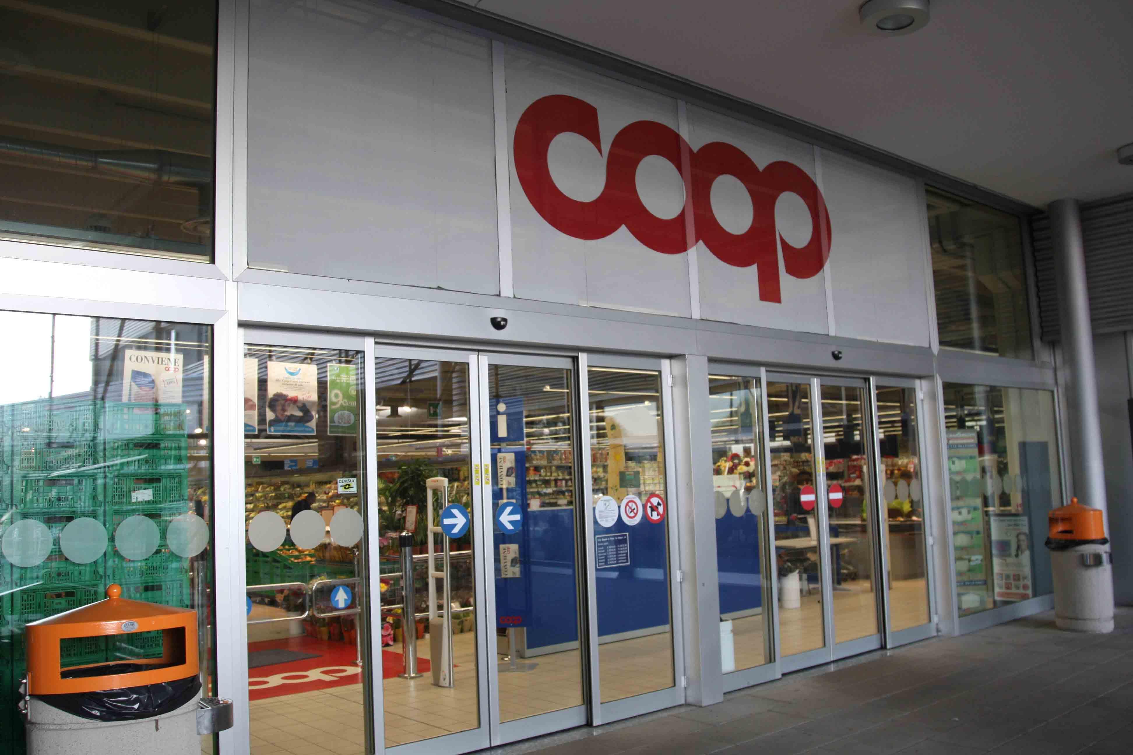 Bagnolo, sfondano la vetrina della Coop usando un'auto e distruggono la reception