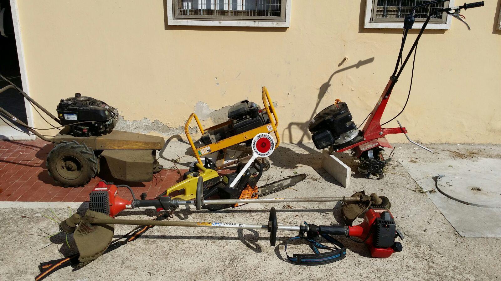Gli attrezzi agricoli ritrovati dalla polizia municipale