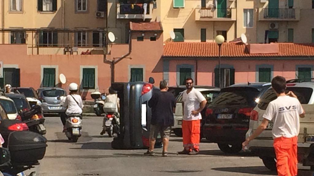 Auto si ribalta su un fianco dopo la carambola