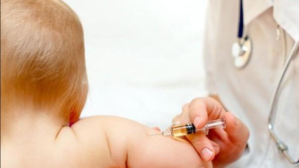 Un pediatra con un piccolo paziente