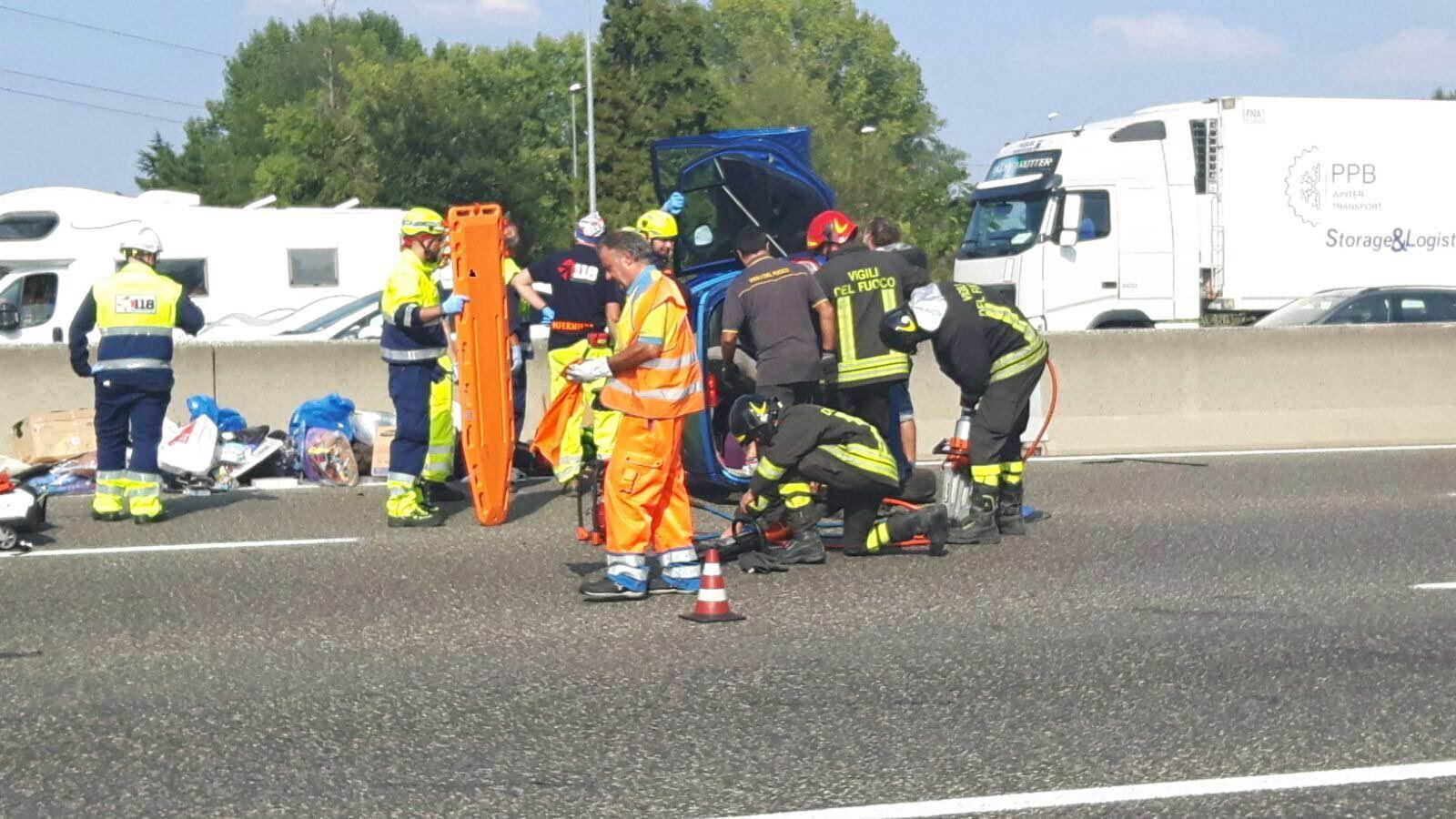 Modena, schianto in A1: grave un giovane nell'auto ribaltata