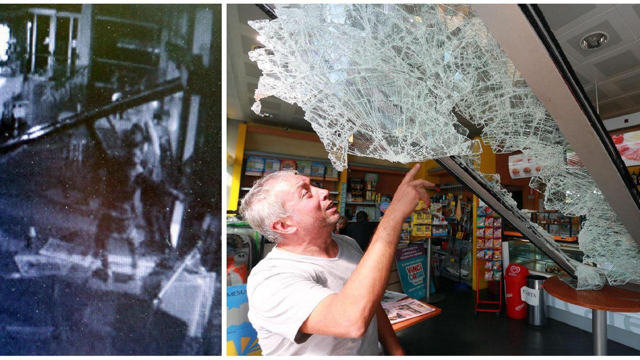 Tognetti mostra la porta devastata e a sinistra le immagini della telecamera (Foto Agenzia Carlo Sestini)