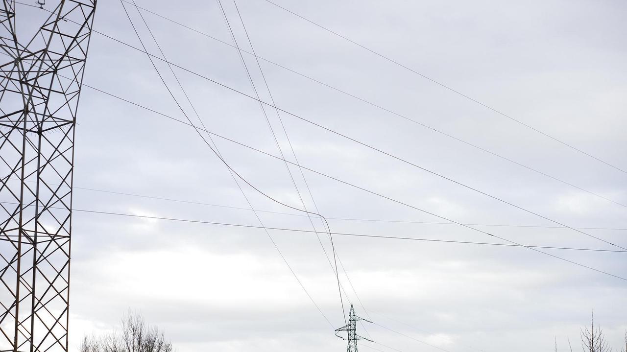 Linee elettriche in un'immagine d'archivio