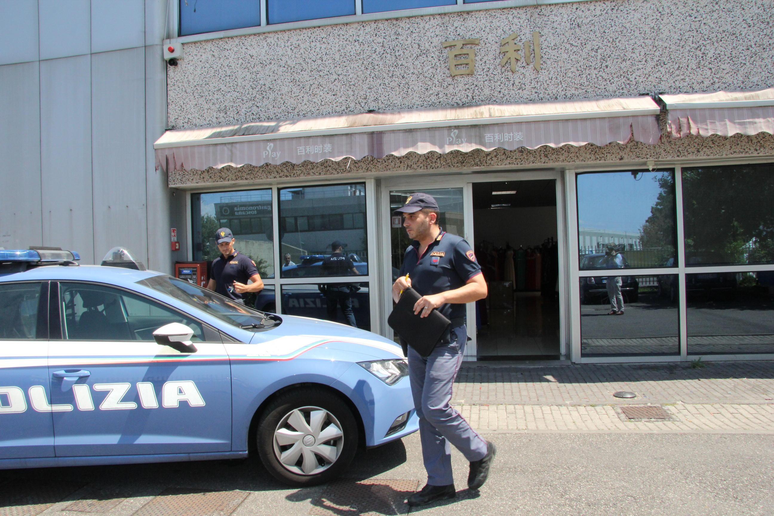 Un controllo degli agenti di polizia a Prato