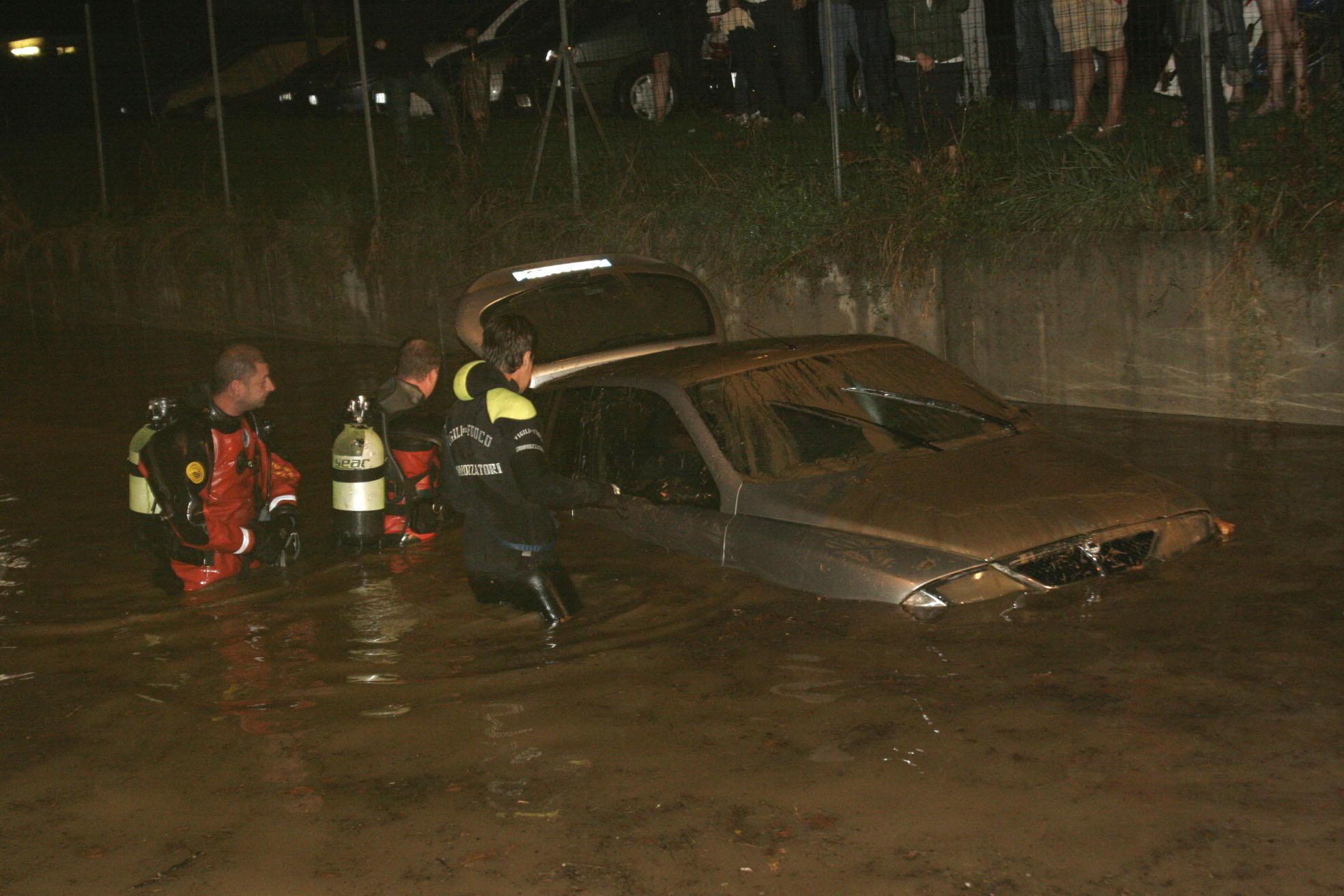 Il recupero dell'auto finita nel sottopasso di via Ciulli (foto Batavia)