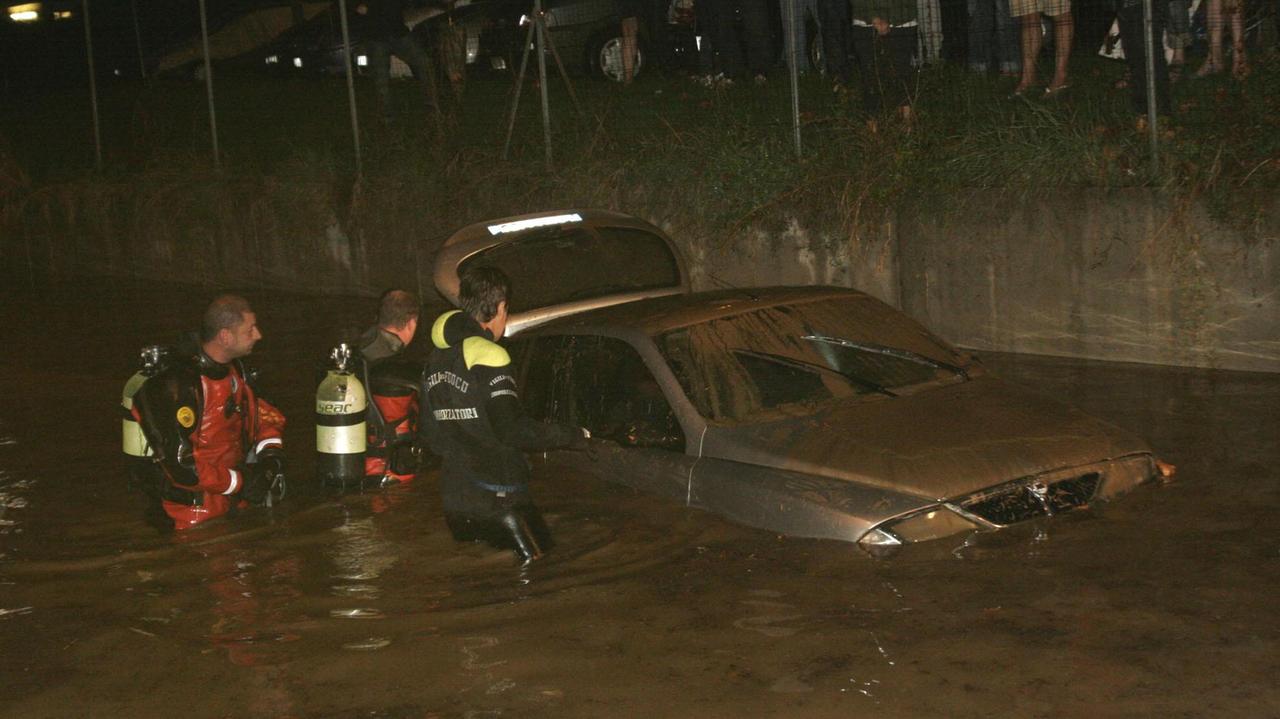Il recupero dell'auto finita nel sottopasso di via Ciulli (foto Batavia)