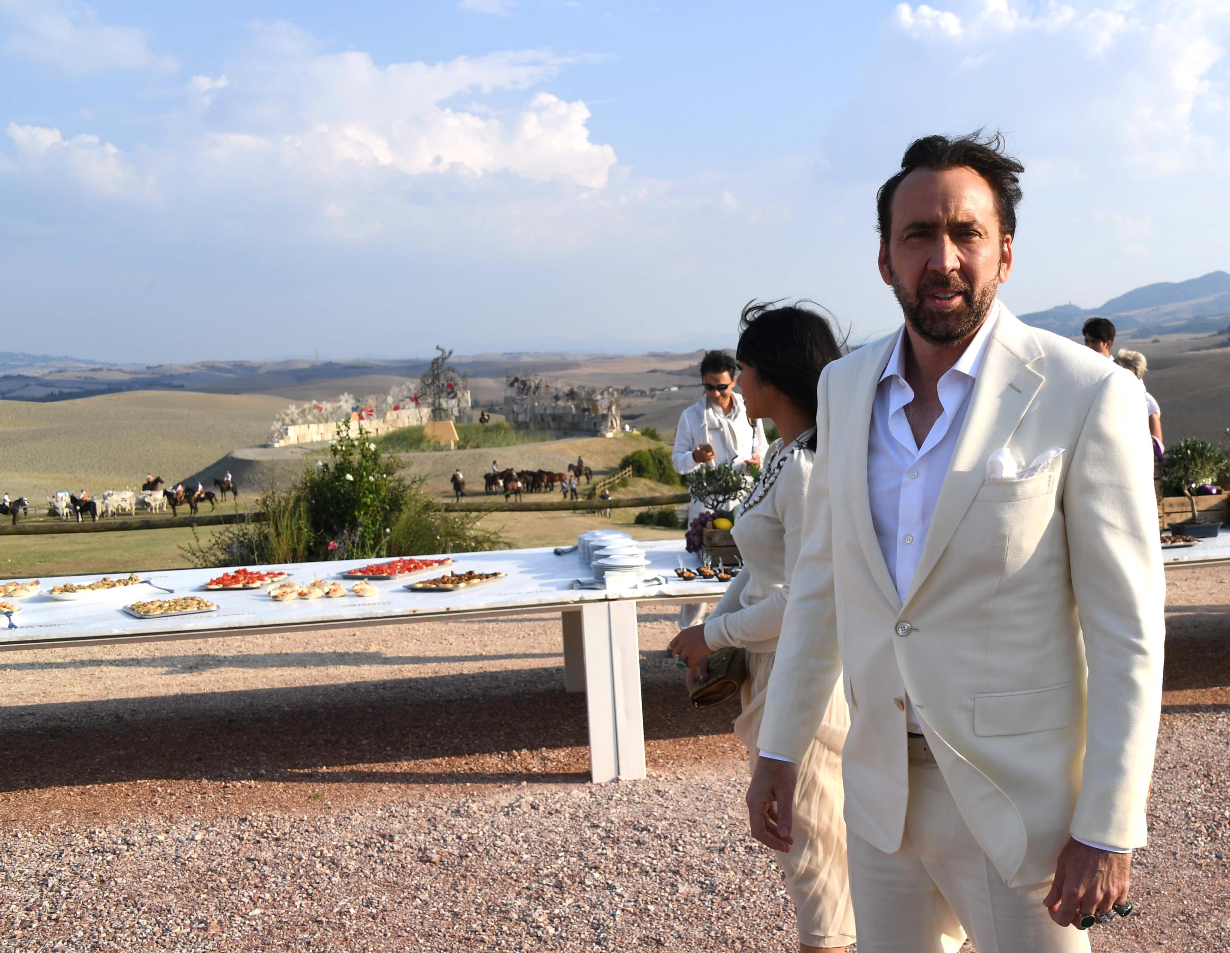 L'attore americano Nicolas Cage ieri a Lajatico (foto Frassi/Silvi)