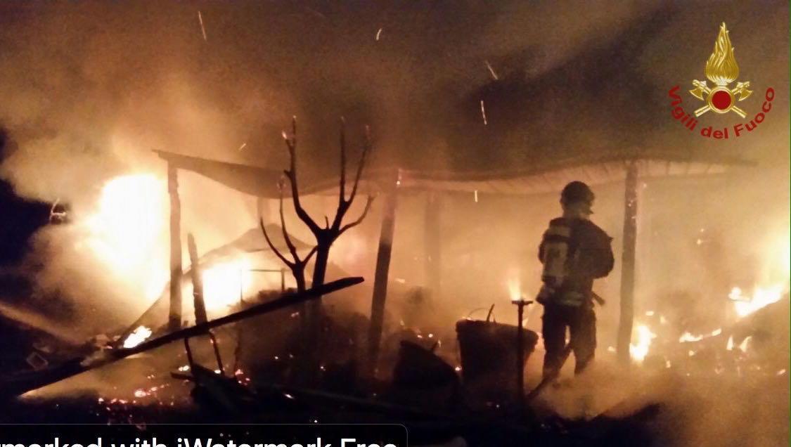 Incendio di rifiuti, i sindaci ai cittadini: "Non mangiate ortaggi"