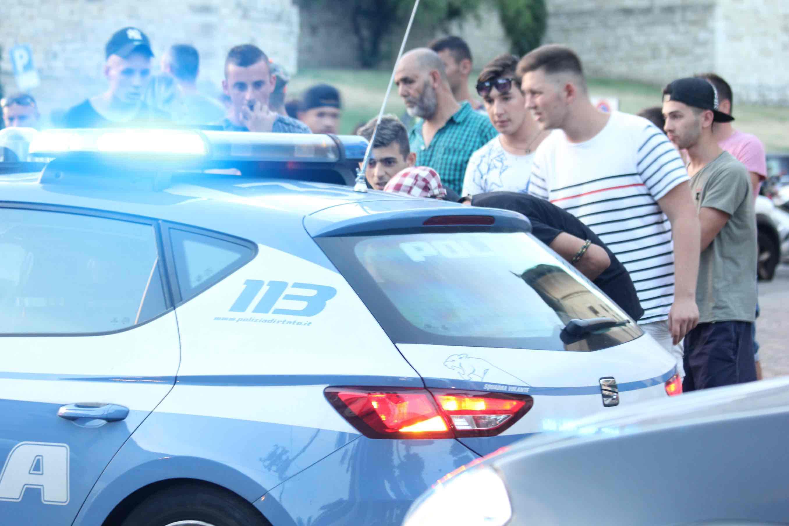 Appoggia la borsa sul sedile del passeggero, un uomo apre lo sportello e la porta via