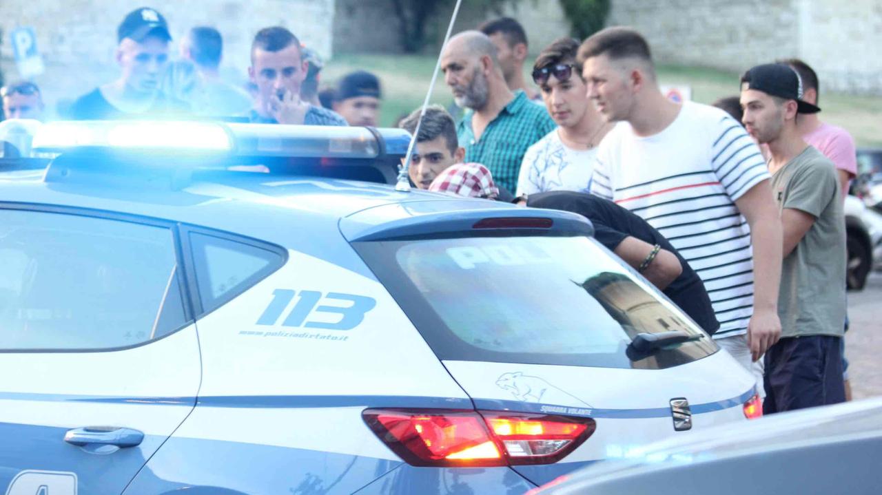 Appoggia la borsa sul sedile del passeggero, un uomo apre lo sportello e la porta via