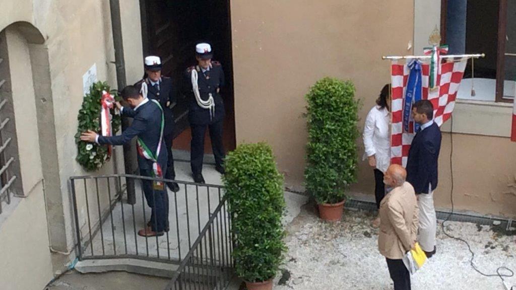 Una corona in ricordo della piccola Ione