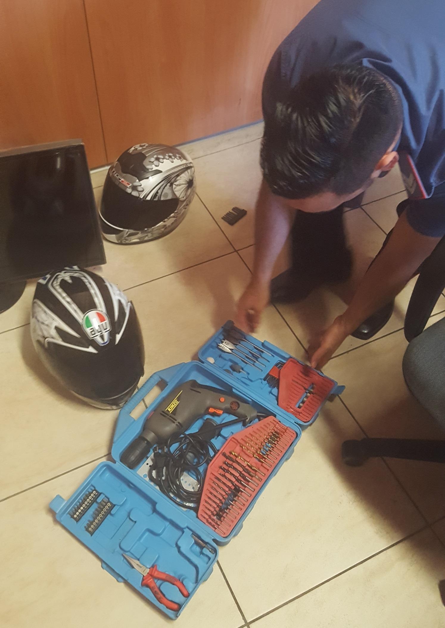 Trovata in un'auto 30mila euro di merce rubata da decine di case, garage e negozi
