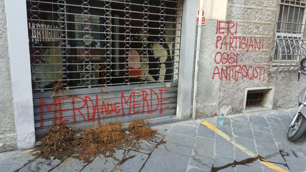 La sede imbrattata di Casa Pound