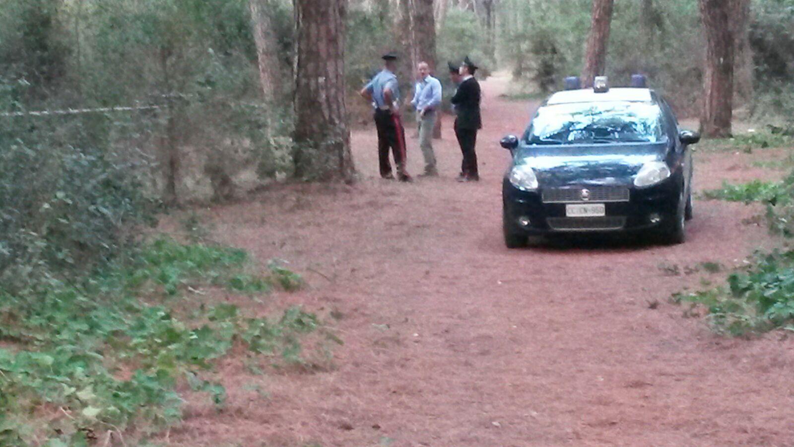 I carabinieri sul luogo del ritrovamento del cadavere