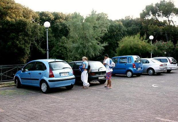 Il parcheggio dietro al castello Pasquini 