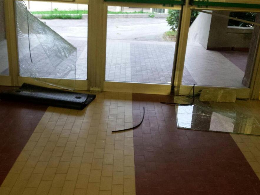 La scuola Pistelli nel mirino dei vandali 