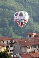 Volo della mongolfiera di buon auspicio per la montagna