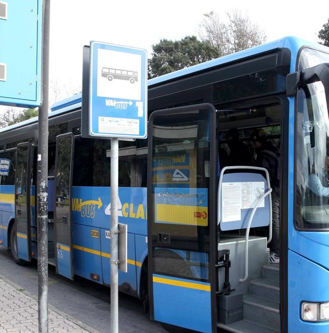Autista del bus picchiato da un ambulante senza biglietto