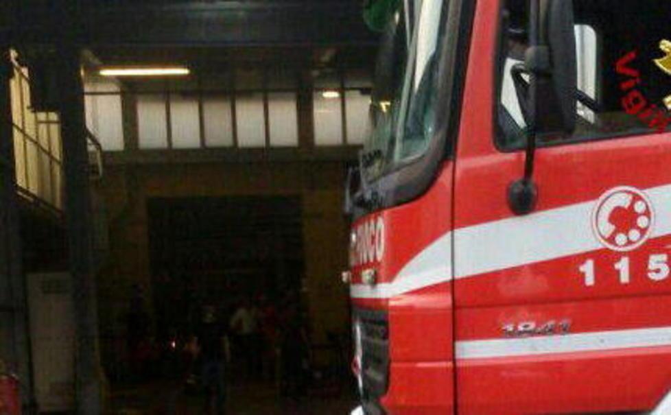 Cabina elettrica in fiamme 