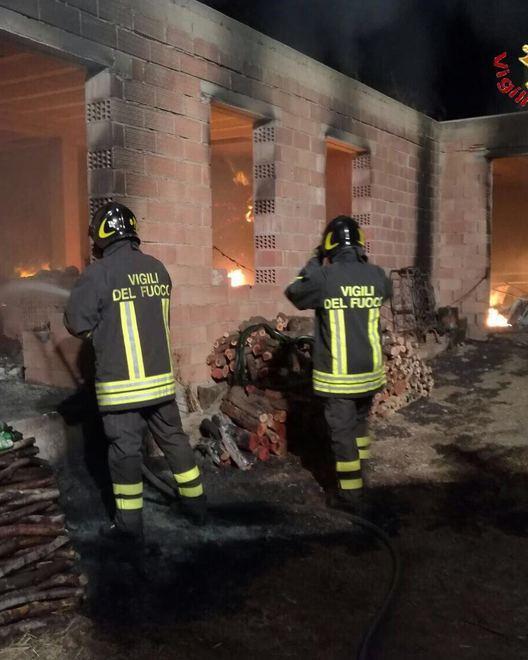 In fiamme un deposito agricolo 