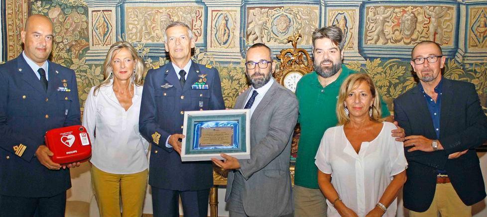 Donati sette defibrillatori dall’Aeronautica Militare