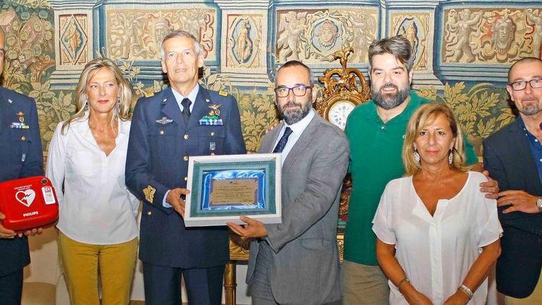 Donati sette defibrillatori dall’Aeronautica Militare