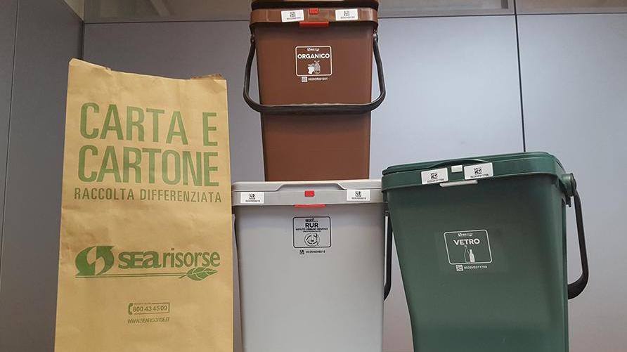 Il kit con i bidoncini
