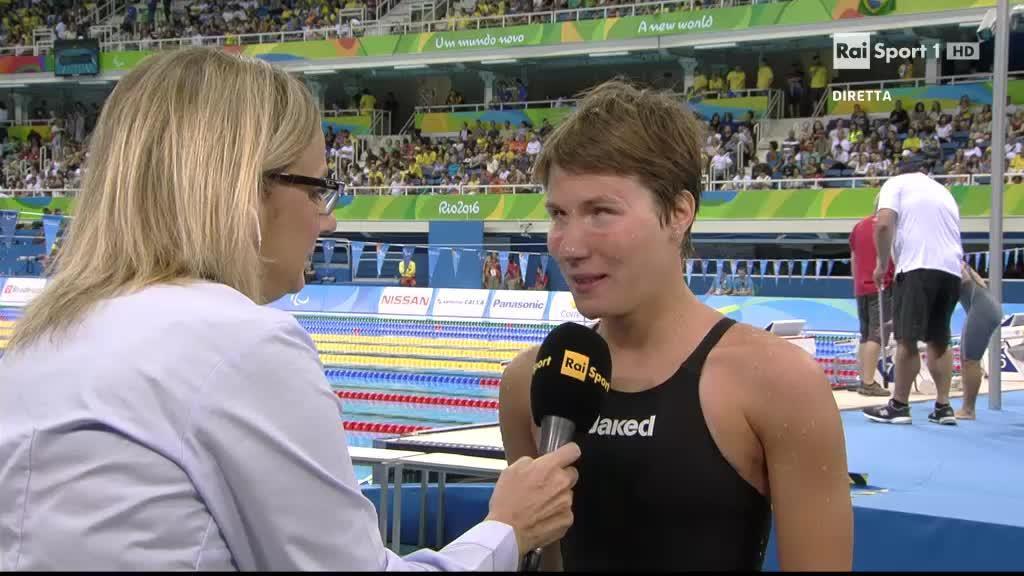 La nuotatrice paralimpica formiginese Cecilia Camellini intervistata a bordo vasca dopo la gara