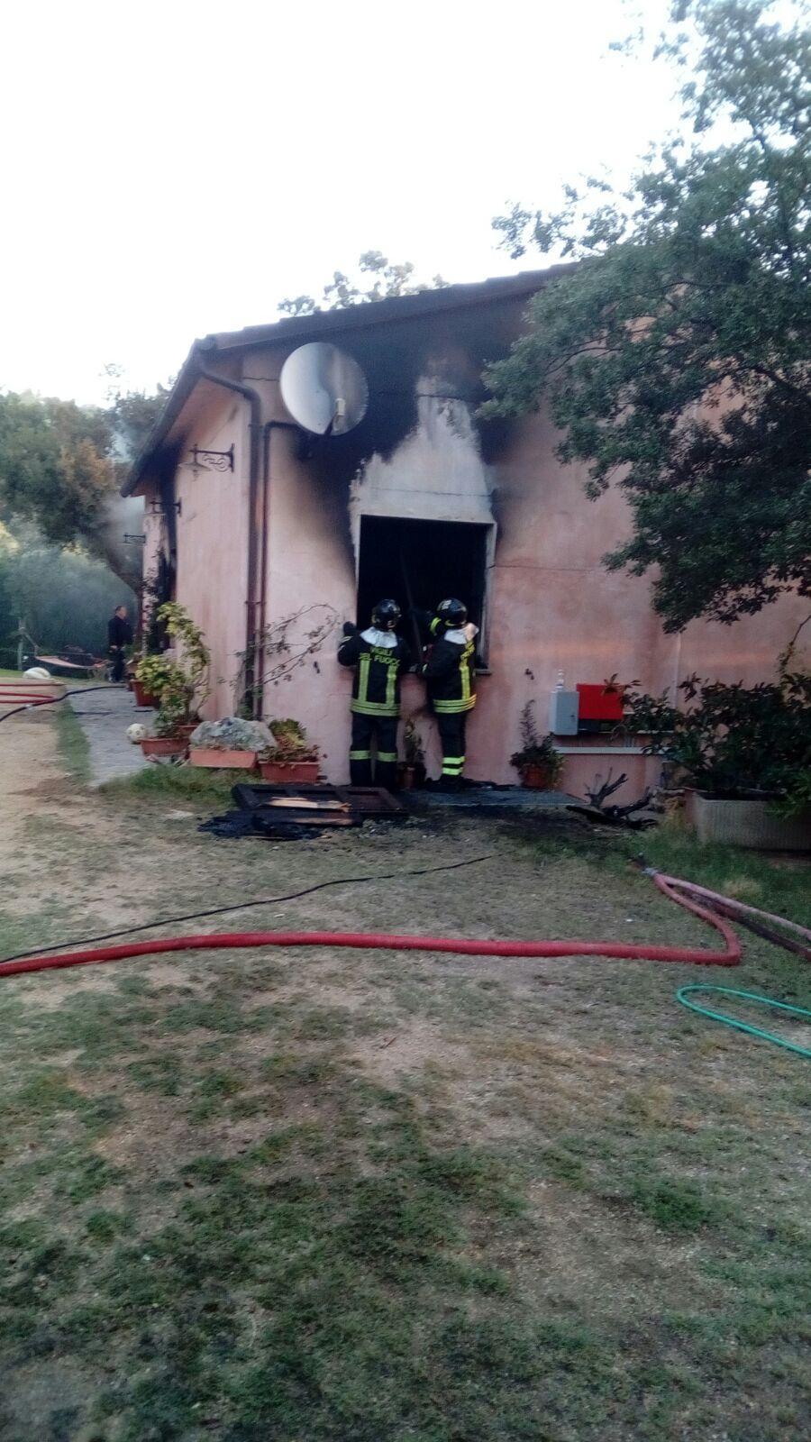 Monti, a fuoco la casa di un imprenditore: è un attentato 