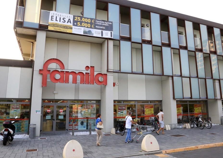 Tenta di rubare un televisore dal Famila, capo negozio lo insegue e lo ferma 