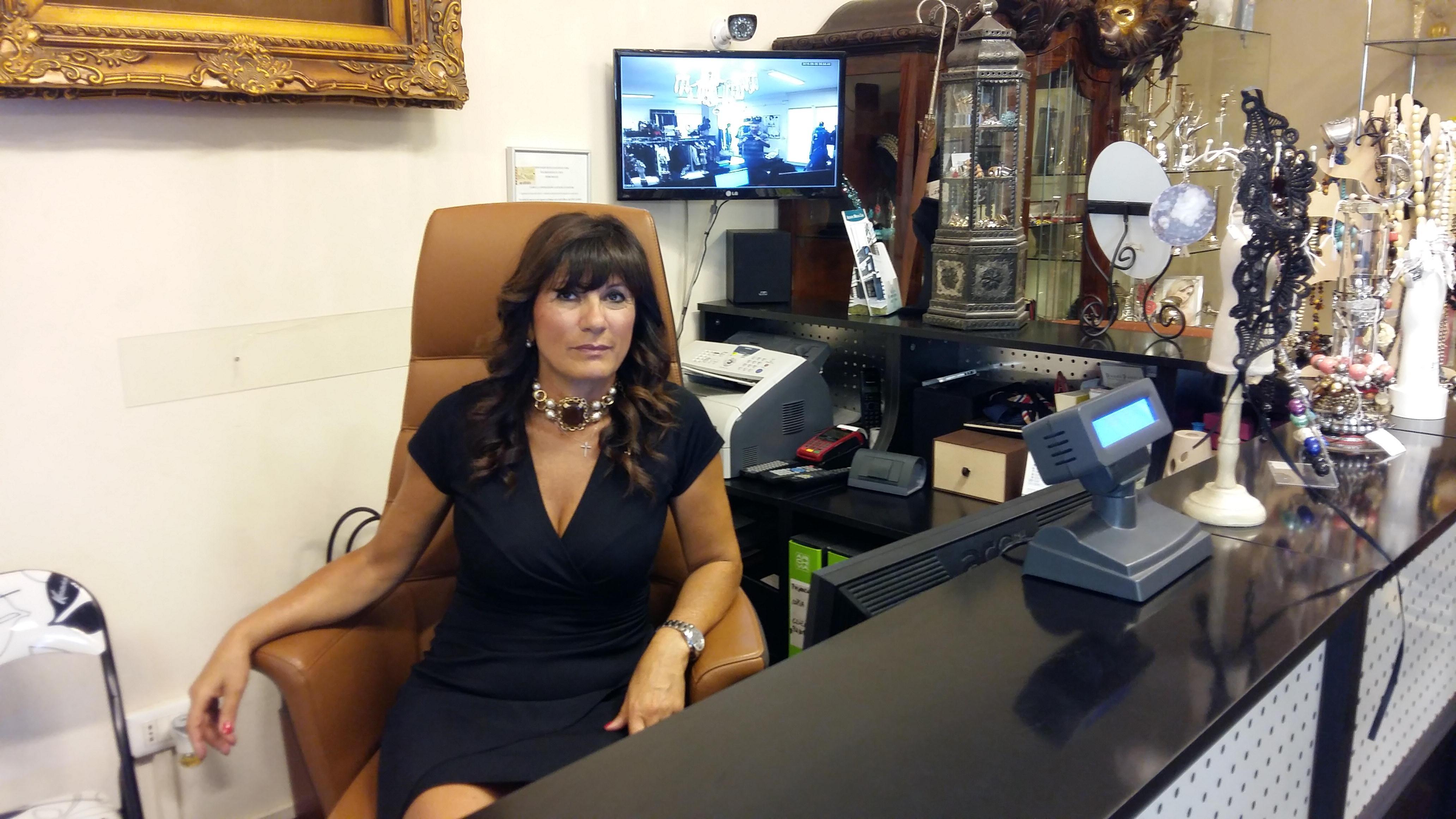 Elvira Flaviano all'interno del negozio Mon Paris di via Bologna