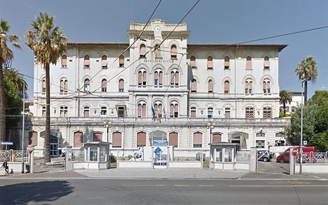 Scambia la moglie per un ladro e le spara: donna in rianimazione 