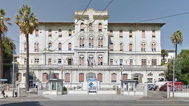 Scambia la moglie per un ladro e le spara: donna in rianimazione