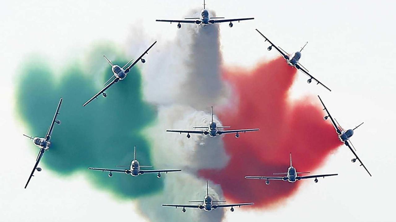 Un'evoluzione delle Frecce Tricolori (Foto Muzzi)