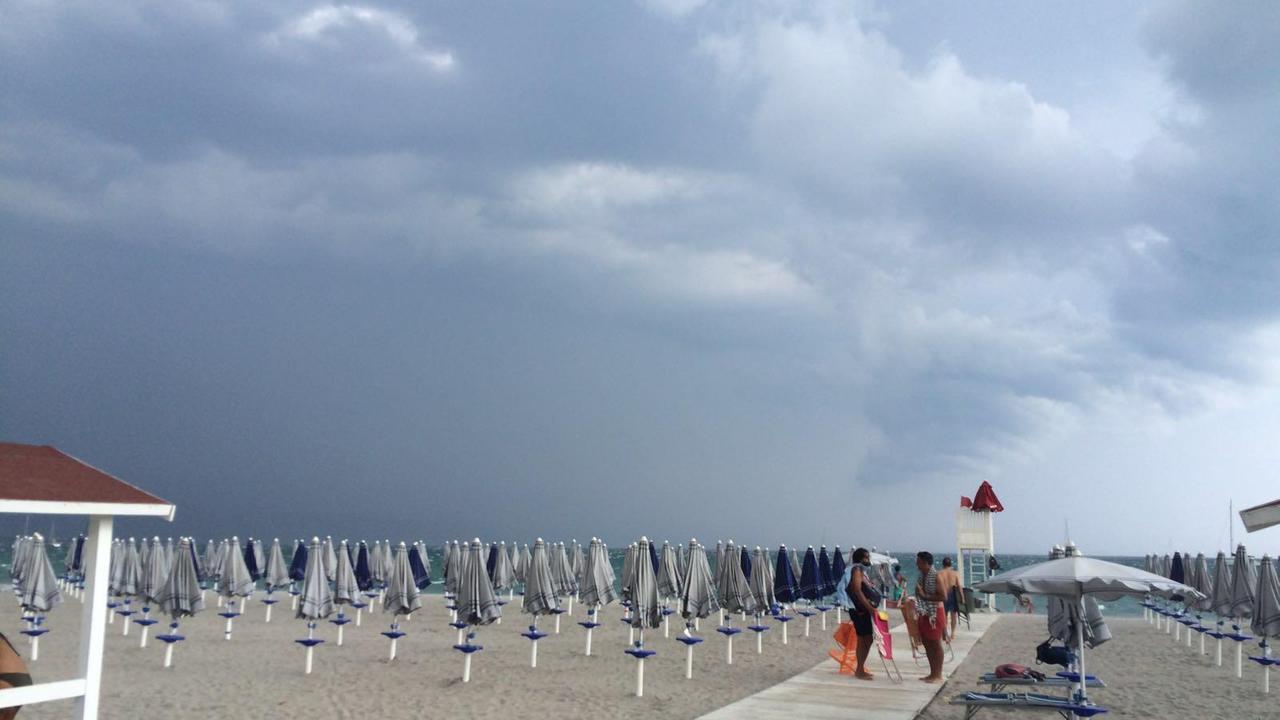 Cagliari, il cielo si oscura e al Poetto arriva la tromba d'aria