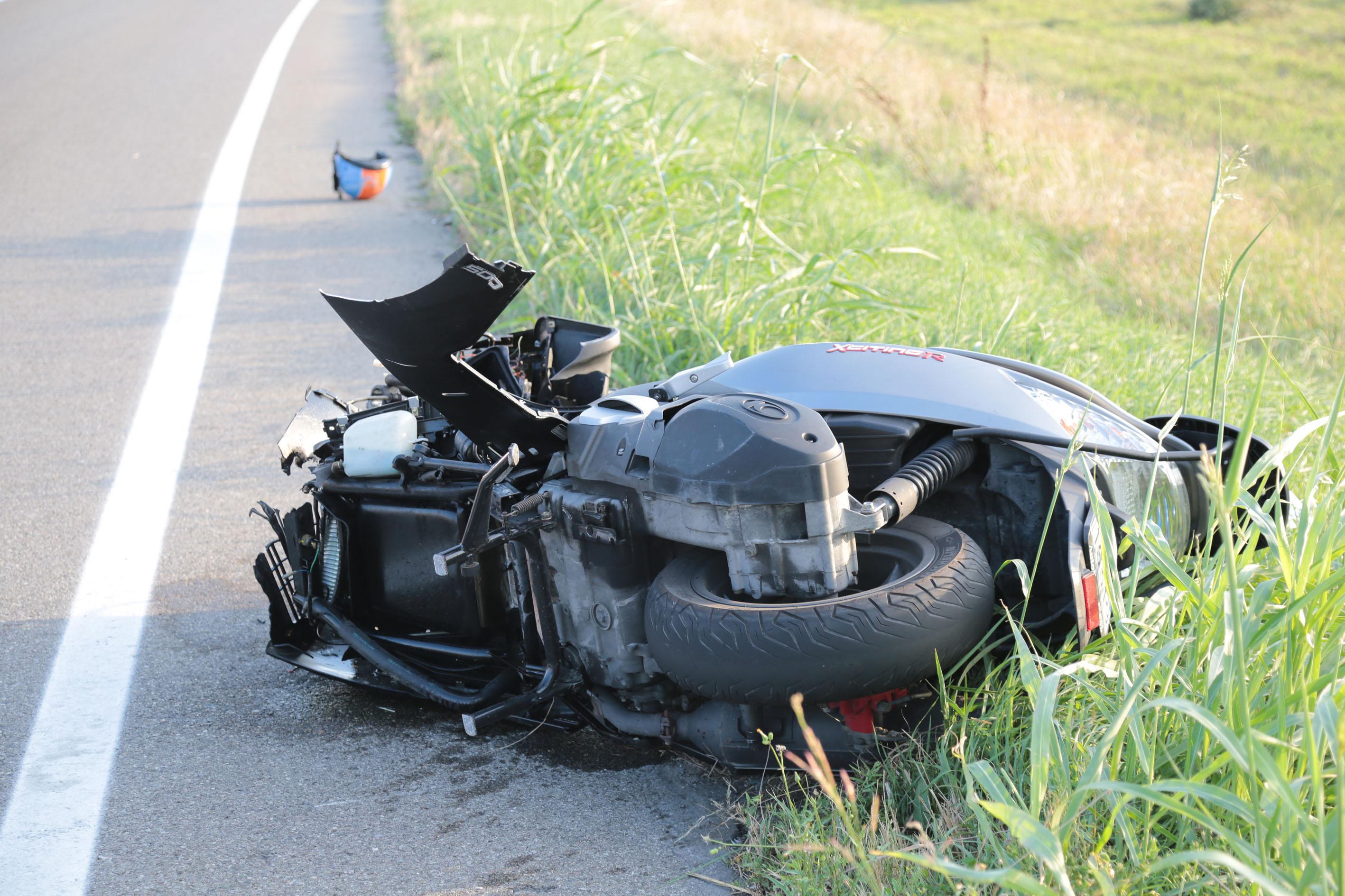 Schianto fra due scooter, morto il 77enne
