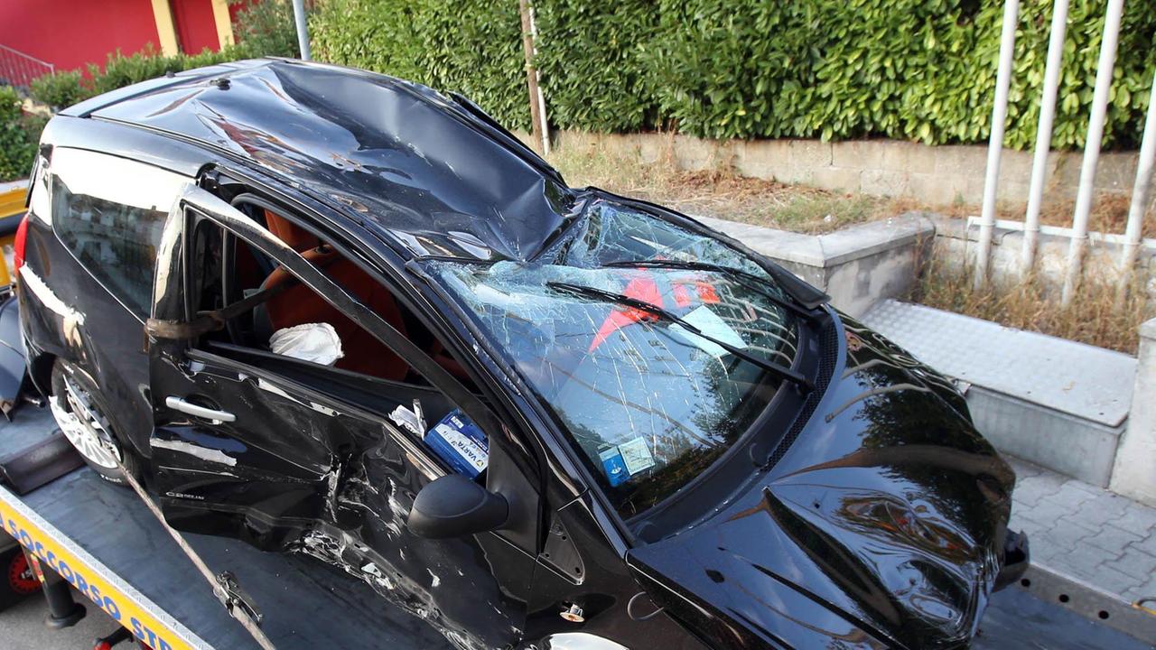 L'auto completamente distrutta (foto Nucci)