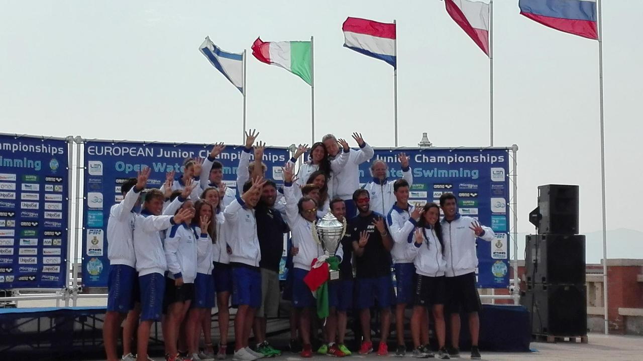 Il team Italia festeggia per l’ottimo risultato raggiunto
