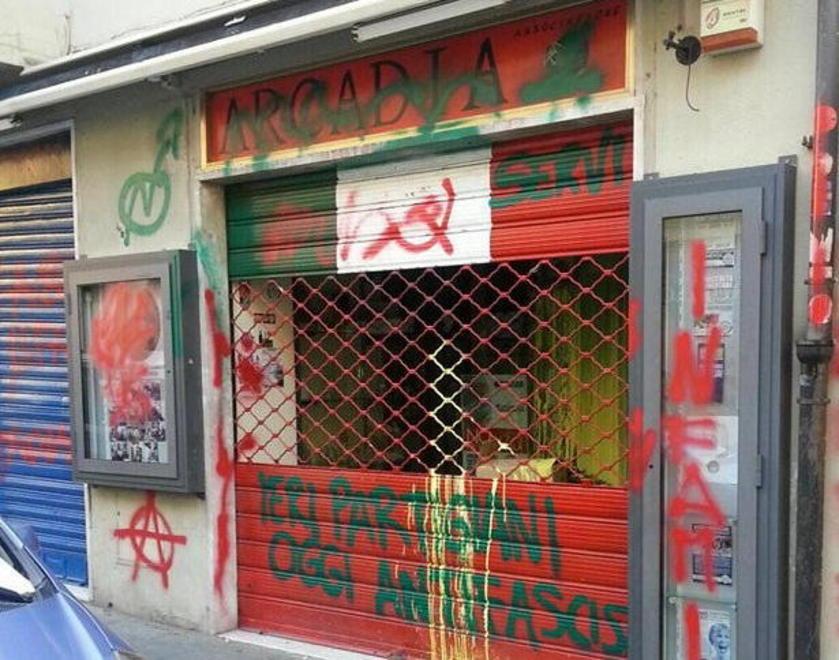 Scritte contro CasaPound imbrattati i muri della sede
