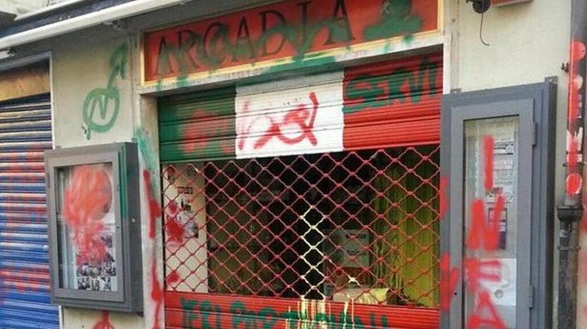 Scritte contro CasaPound imbrattati i muri della sede