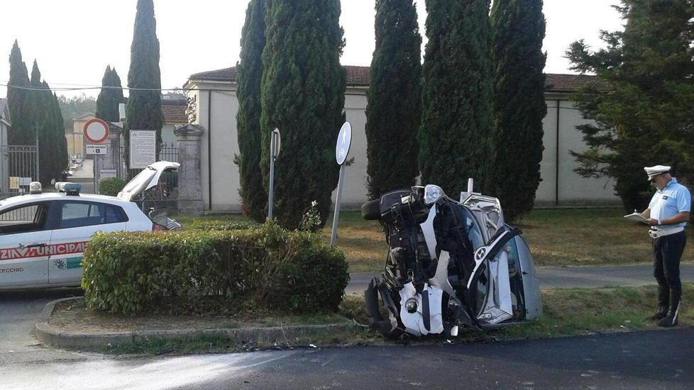 Scontro frontale di fronte al cimitero, due feriti
