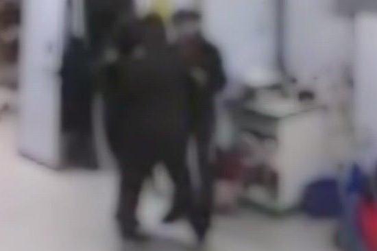 Rapinava i market con la pistola carica Silenzio sui complici 