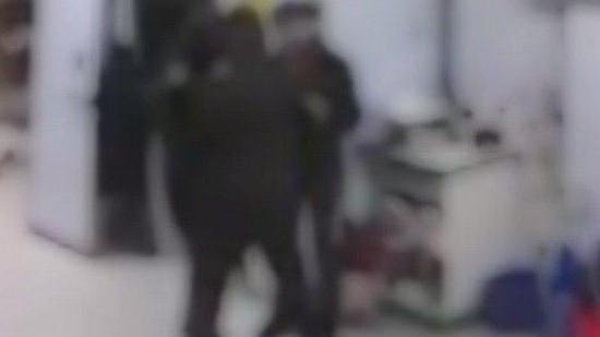 Rapinava i market con la pistola carica Silenzio sui complici