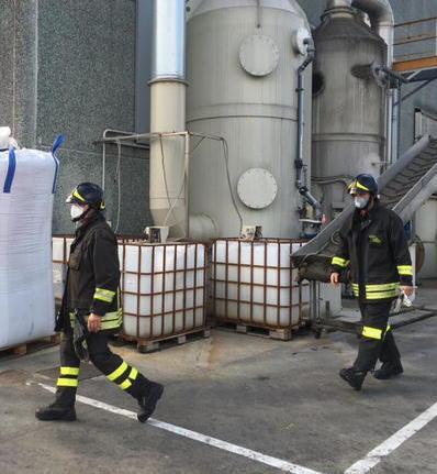Rifiuti a fuoco, s’alza una nube scura 