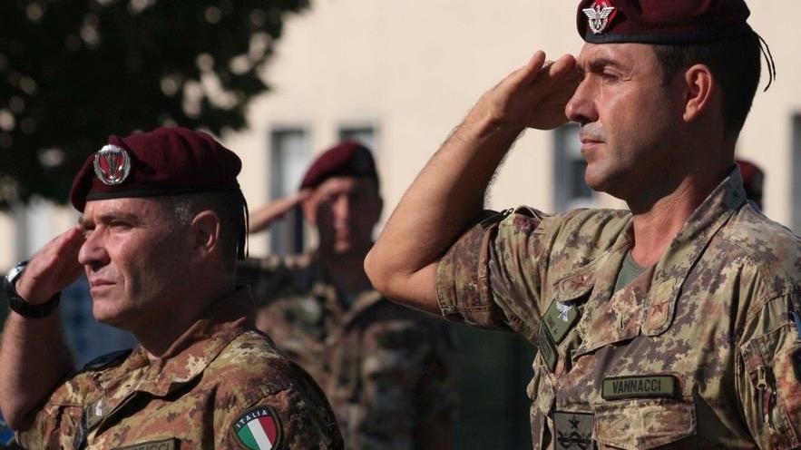 Folgore cambia il comandante, Vannacci subentra a Iannucci
