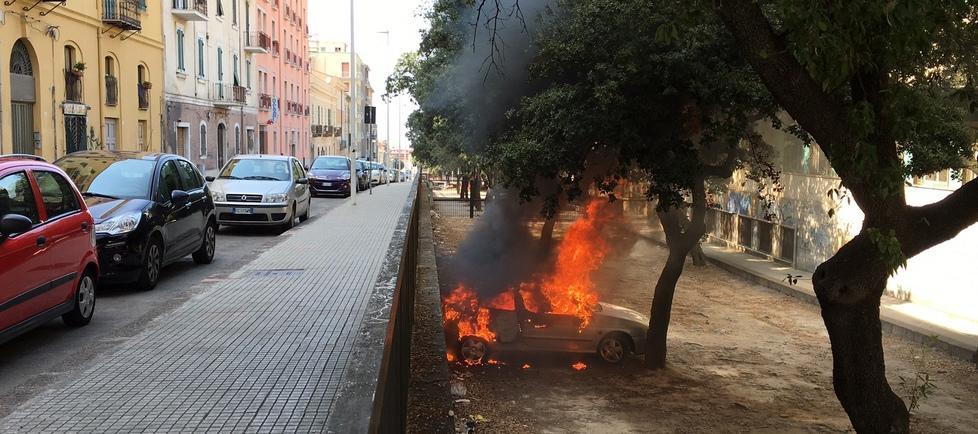 In fiamme una vecchia auto