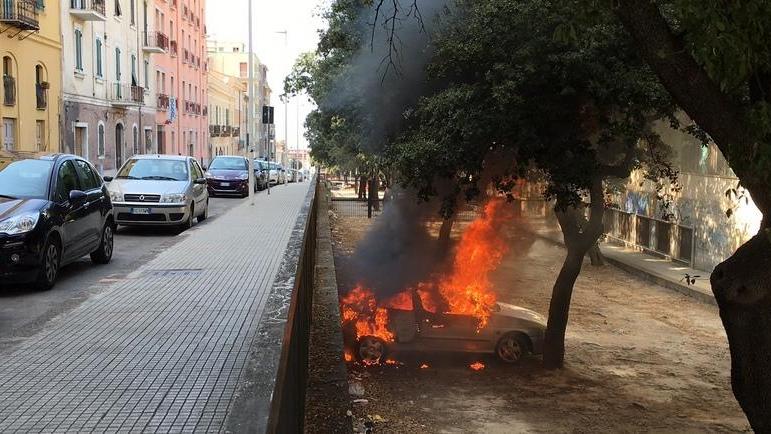 In fiamme una vecchia auto