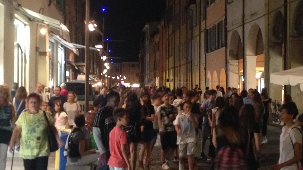 In migliaia alla notte bianca che ha accesso tutto il centro