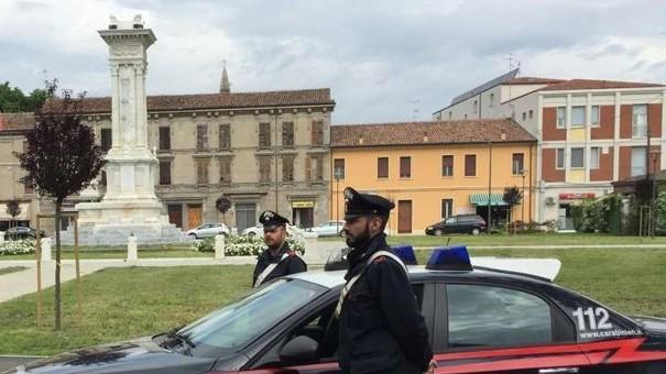 Disturba i clienti di un bar e offende i carabinieri