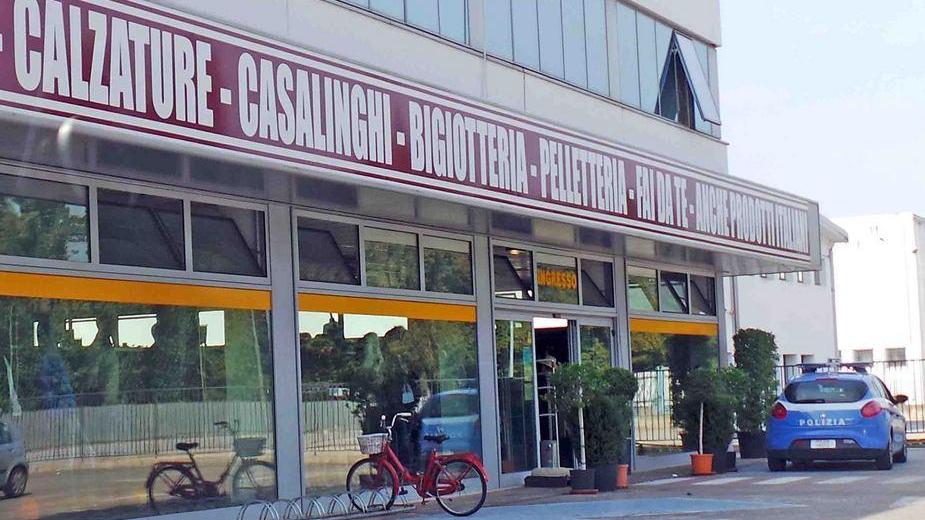 Furto di abiti in via Padova